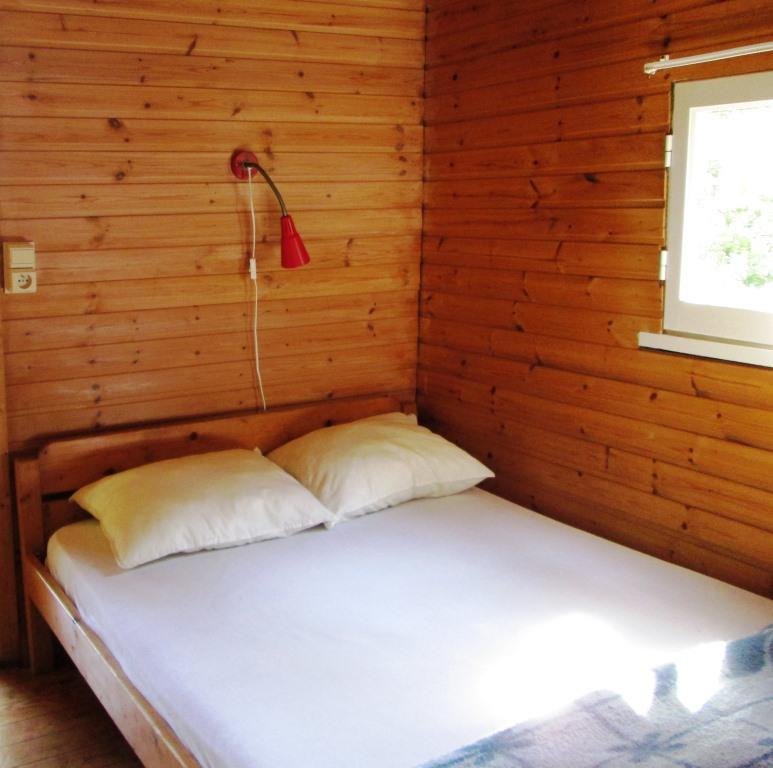 Den ersten Schlafzimmer hat ein Doppelbett