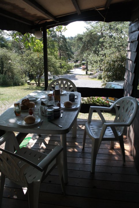 Een ontbijtje op de overdekte veranda is een ideale start van de nieuwe dag