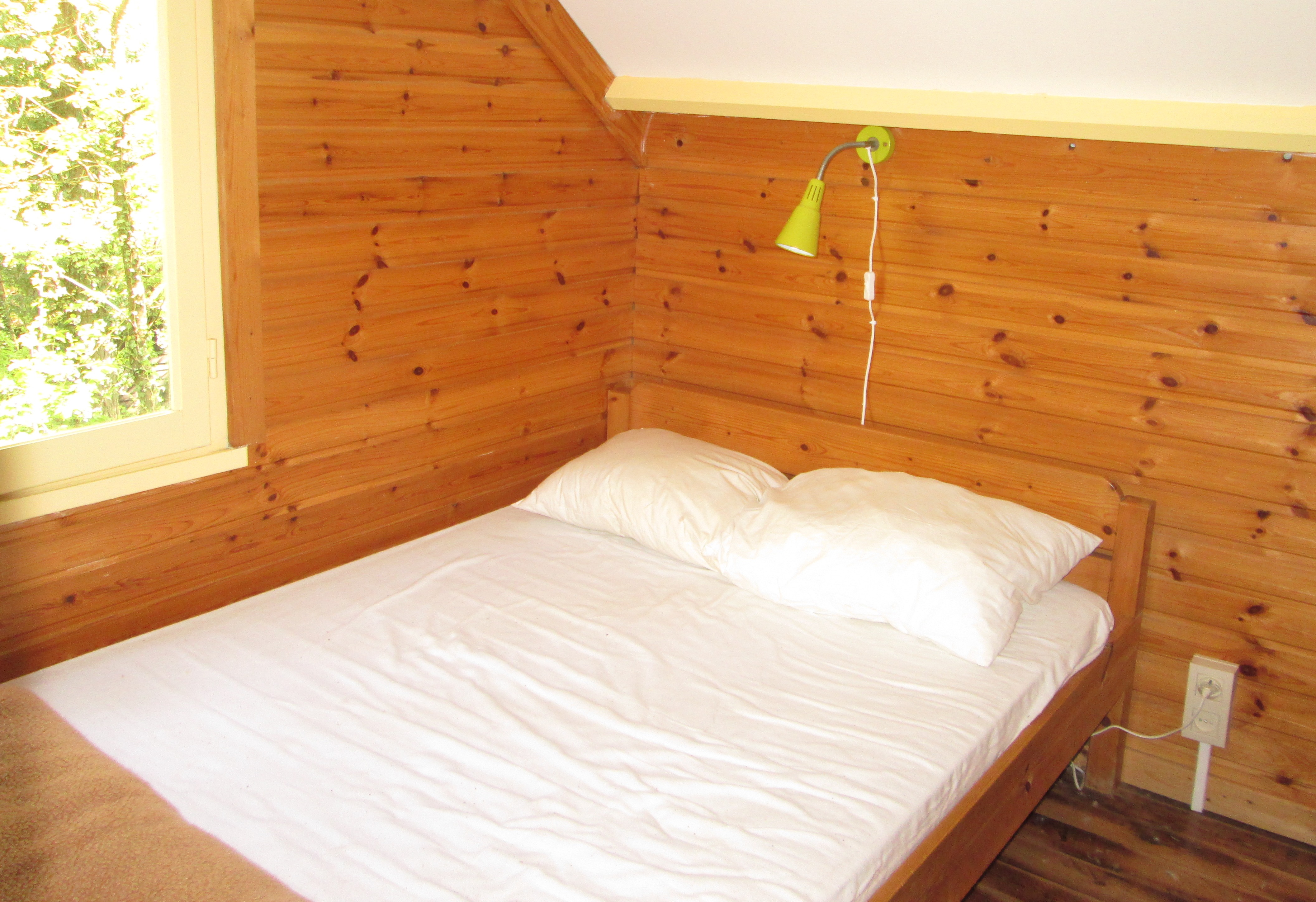 Naast de hoofdslaapkamer met een tweepersoons bed is er een tweede kamer met een stapelbed en enkelbed