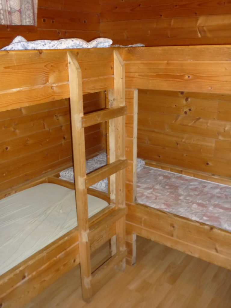 De bedden zijn voorzien van matrassen, dekbedden en kussens.