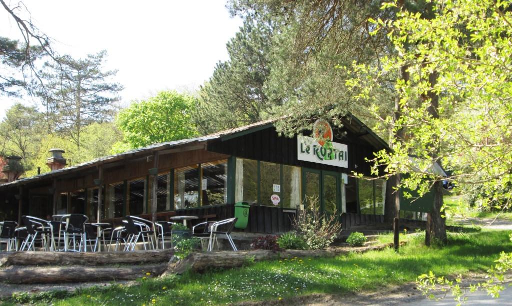 De kantine, ook wel ‘La Cafet’ genoemd, is in het tussen- en hoogseizoen geopend voor een hapje, drankje, complete maaltijd of om elkaar te ontmoeten bij de zorgvuldig georganiseerde activiteiten.