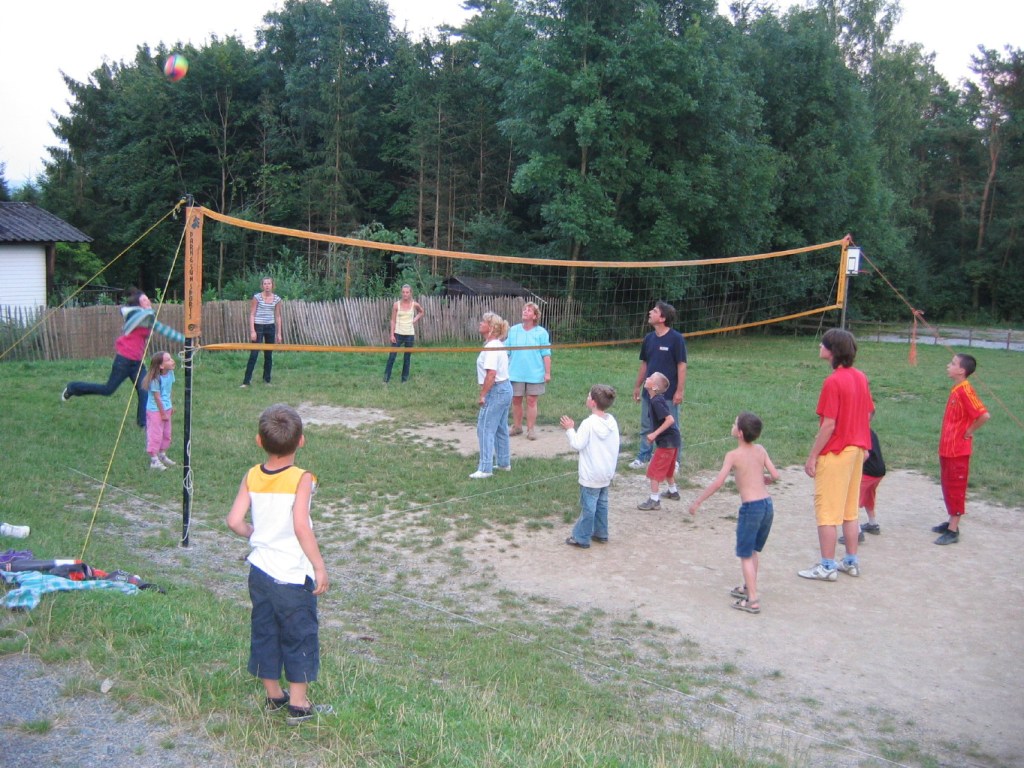 Er is een volleybalveld waar af en toe een toernooi georganiseerd wordt, maar waar u natuurlijk ook met een eigen groepje gebruik van kunt maken.