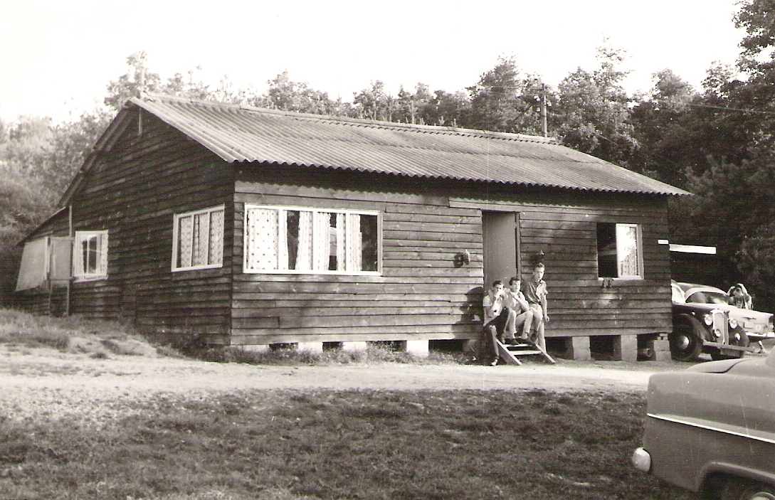 Voor de oorlog werden al een paar houten gebouwtjes in elkaar getimmerd: een kantine, een paar kamphuisjes, en kort ná de oorlog een woonhuis.